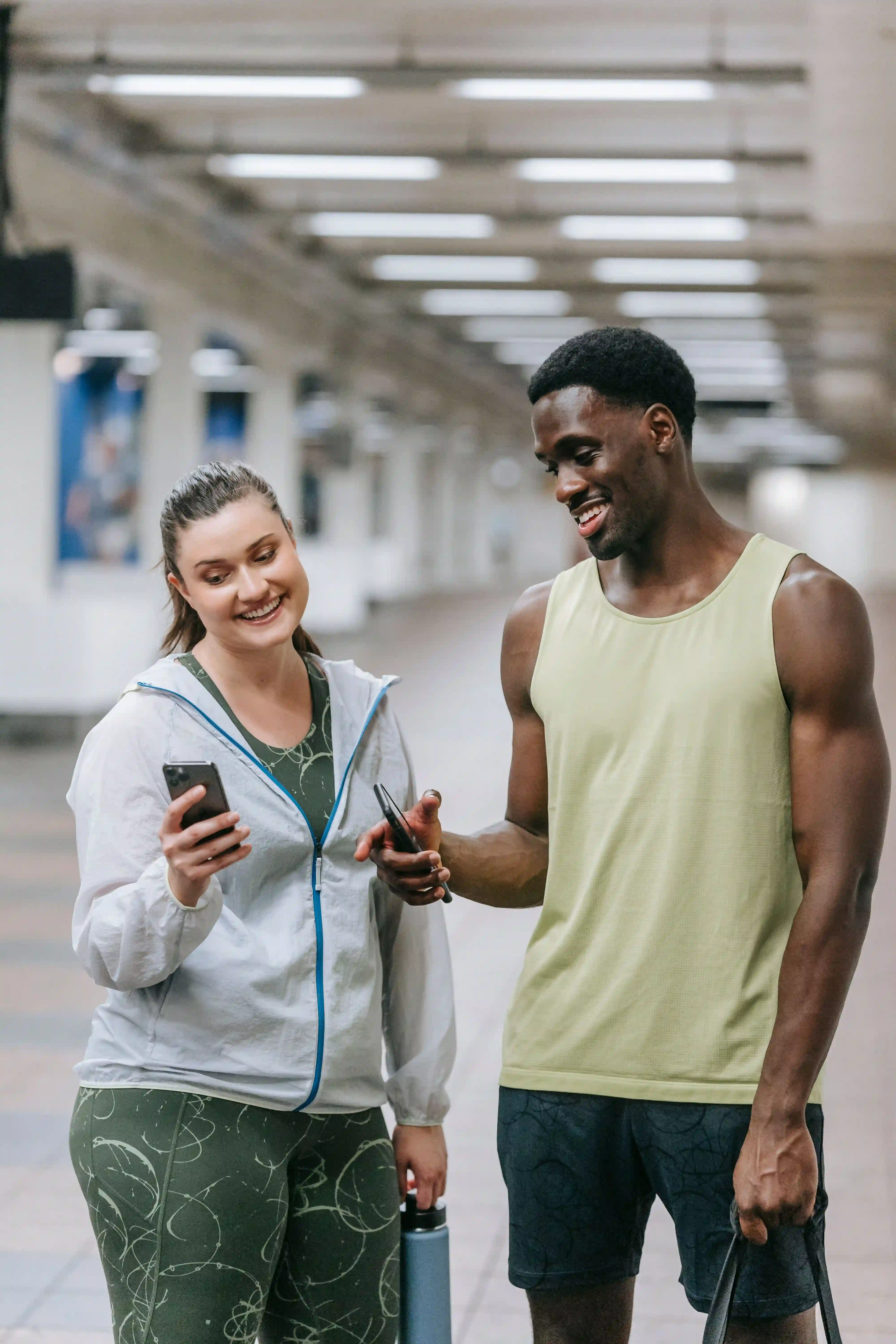 Deux partenaires d'entraînement consultent leur programme sur leur téléphone